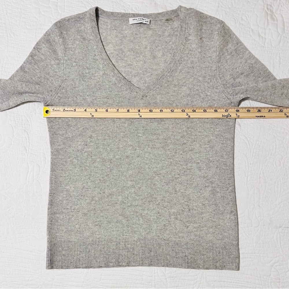 Equipment Femme Cecile 100% Cashmere V Neck Sweater Gray XS Quiet Luxury - Picture 8 of 14